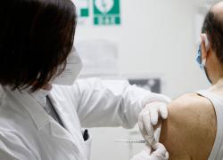 Vaccino Covid, uomo riceve il siero  217 volte: "Raggiunge finalmente i livelli di anticorpi necessari per prevenire l'infezione!"