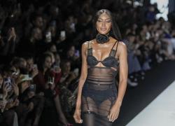 Milano, le top model 'mature' tornano in passerella con tutto il loro fascino, capitanate da Naomi Campbell