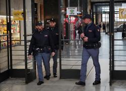 Firenze, calci e pugni contro vigilantes che lo avrebbe sorpreso a rubare una valigia alla stazione di Santa Maria Novella