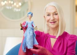 Helen Mirren diventa Barbie ed è la prima con i capelli bianchi