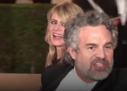 Oscar 2024, Mark Ruffalo sul red carpet: "La protesta palestinese ha fermato gli Oscar, vincerà l'umanità" - VIDEO 