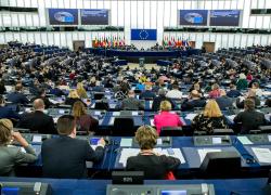 Case Green, via libera alla direttiva UE per la riduzione dei consumi energetici degli edifici, Lega, Fdi e FI: "Follia"