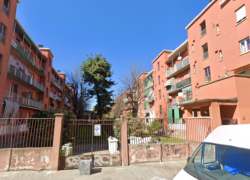 Neonato abbandonato in un androne a Milano, trovata e denunciata la mamma 17enne che partorì in un supermarket