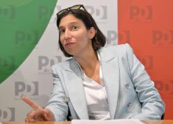 Elly Schlein insiste con l'idea del campo largo, ma l'ultima speranza del PD per evitare la catastrofe è un nuovo Segretario, Vincenzo De Luca, il nome più richiesto dentro e fuori il partito