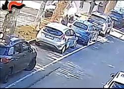 Novi Ligure, tenta di investire la ex fidanzata, poi scende dall'auto e la picchia in strada, arrestato 49enne - VIDEO