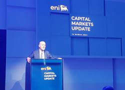 Eni, presentato il Piano Strategico al '27, investimenti per €27 mld; Descalzi: "Affrontiamo sfide con nostra strategia distintiva"