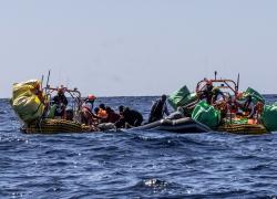 Migranti, Ong: "60 morti in un viaggio su un gommone verso l'Italia, motore rotto dopo 3 giorni", 25 sopravvissuti 