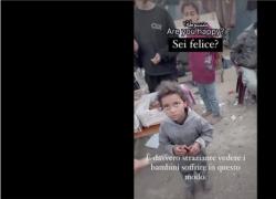 Gaza, bambina affamata alla ricerca di cibo, un passante: "Posso comprare per te? Quale biscotto vuoi?" - VIDEO
