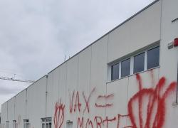 Scritte ‘no-vax’ vicino Bergamo su muri di un centro vaccinale: “Giovani sportivi uccisi dal vaccino Covid, non da malori improvvisi”