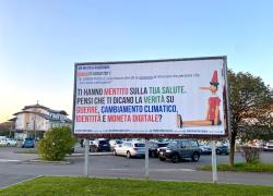 Coop Parma, spunta cartellone con Draghi 'Pinocchio': "Ti hanno mentito sulla salute, pensi dicano verità su guerre, clima, identità, moneta digitale?"