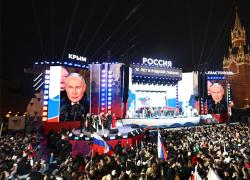 Elezioni Russia, la consacrazione di Putin nella Piazza Rossa, in 100mila per il 10° anniversario della riunificazione della Crimea: “Donbass e altri territori sono tornati a casa" - VIDEO