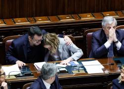 Meloni abbraccia Salvini alla Camera, Del Barba (IV): "Non eccedete in effusioni", Faraone: "Bacio, bacio" - VIDEO