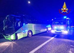 Incidente in A1, FlixBus perde controllo e si schianta contro guard rail tra Modena Sud e Valsamoggia, morto 19enne e 6 feriti