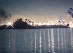 Baltimora, nave cargo urta il pilone del ponte Key Bridge che crolla, decine di persone e macchine in acqua - VIDEO