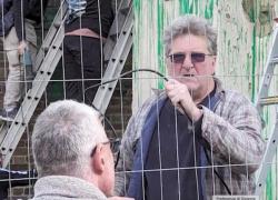 Banksy, scoperto il vero volto dell'artista? Capelli brizzolati e occhiali da sole, l'avvistamento a Londra  - VIDEO