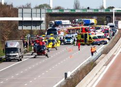 Incidente a Lipsia, Flixbus perde controllo e si ribalta in autostrada, ipotesi malore improvviso: 5 morti e 20 feriti
