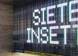 "Siete insetti", la scritta alle stazioni di Roma sulla serie Netflix, che rivela l'essenza della globalizzazione