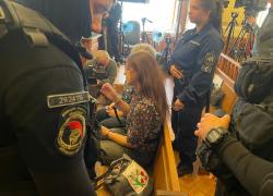 Ilaria Salis, negati i domiciliari, in aula ancora con manette e catene, il giudice: “Esiste pericolo di fuga”