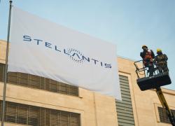 Stellantis, al via 3597 tagli negli stabilimenti di Mirafiori, Cassino e Pratola Serra: colpite le 500 elettriche, operai e altre categorie  