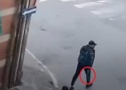 Prato, clandestino passeggia con un machete e accoltella 2 persone sedute su una panchina, arrestato 28enne - VIDEO