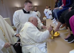 Rebibbia, Papa Francesco sulla sedia a rotelle lava i piedi a 12 detenute: "Gesù perdona tutto. Gesù perdona sempre" - VIDEO