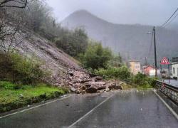Maltempo in Liguria, dopo la pioggia arrivano le frane, tra Noli e Varigotti bloccata la via Aurelia