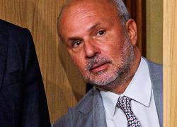 Schillaci fa outing sugli effetti avversi del vaccino Covid, nel frattempo la gente continua a morire