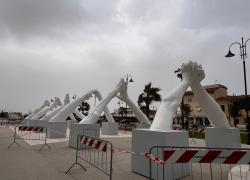 Lorenzo Quinn, i sei “ponti” lanciano messaggi di speranza
