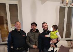 Chiavari, corre in strada con il figlio in preda alle convulsioni, polizia lo aiuta a raggiungere l'ospedale