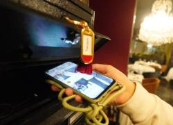 Verona, il primo ristorante in Italia che regala una bottiglia di vino se il cliente rinuncia a usare il cellulare