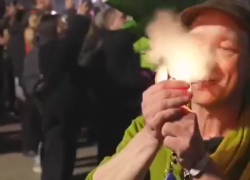 Germania, legalizzata la cannabis a uso ricreativo, festa davanti alla porta di Brandeburgo a Berlino - VIDEO