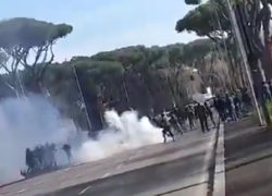 Roma-Lazio, scontro tra 300 tifosi all'Olimpico, lancio bombe carta e lacrimogeni, un ultras giallorosso in manette - VIDEO