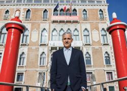 Biennale Arte Venezia 2024: Stranieri Ovunque. Focus sugli artisti che si sono spostati tra il Sud e il Nord del mondo costruendo le proprie carriere all'estero.