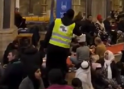 Regno Unito, ramadan nella Cattedrale di Bristol, i musulmani celebrano l'Iftar, gli inglesi: "Invasi e sottomessi" - VIDEO