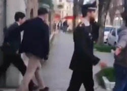 'No vax' danneggiati da vaccino Covid a Speranza "bastardo assassino", ai poliziotti che lo 'proteggono': "Stasera come li guardate in faccia i figli" - VIDEO