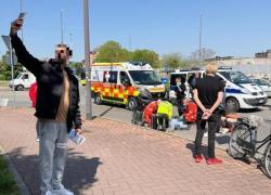 Piacenza, si fa un selfie davanti l'incidente con una 73enne morta, Crepet: "Società di guardoni e senza umanità"