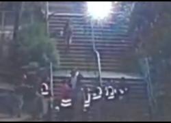 Antonio Morra, il VIDEO choc dell'aggressione dopo concerto Subsonica a Firenze, pugno in testa e caduta dalle scale