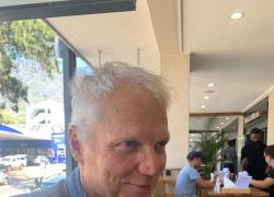 Addio a Peter Forbes, morto per infarto in un hotel di Cape Town dopo malore improvviso il figlio del giornalista Alastair