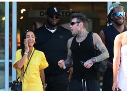Fedez in California con Giulia Ottorini, le foto del gossip, lei: "Ho una relazione segreta", il web: "Rinato, è un'altra persona"