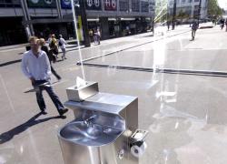 Toilet trasparente a Roma, "Don’t miss a sec" arriva anche al Maxxi, il web: "Meglio Chicago di notte"
