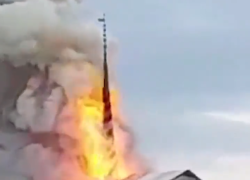 Copenaghen, incendio nell'edificio della Borsa, crollata la guglia, ministro Cultura: "400 anni di storia andati in fumo" - VIDEO