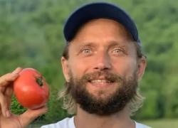 Influencer vegano lascia morire di fame figlio di un mese, pesava 1,3 kg: "Può vivere di energia solare", arrestato il 44enne