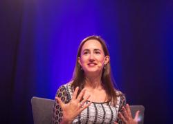 Chi è Sophie Kinsella, età, malattia, marito, figli e libri dell'autrice di "Sono esaurita" e "I love shopping"