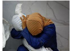 World Press Photo2024, la "Pietà" di Gaza miglior foto, l'immagine ritrae una donna palestinese col cadavere della nipote tra le braccia