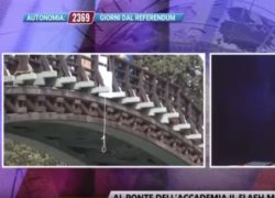 Biennale Venezia, cappio penzola dal ponte, la protesta dell'associazione Italia-Iran contro Teheran: "Non vogliamo la guerra" - VIDEO