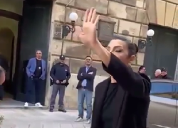 Lecce, l'ex ministro Speranza contestato da 'no vax' e danneggiati da vaccino Covid: "200.000 famiglie morte con tachipirina e vigile attesa" - VIDEO