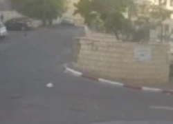 Attentato terroristico a Gerusalemme, auto investe 3 persone in via Tchelet Mordechai, aggressori in fuga, 2 arresti - VIDEO