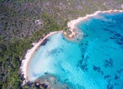 Costa Smeralda, nel comune di Arzachena prima estate in spiaggia a numero chiuso alle 'Piscine' di Cannigione