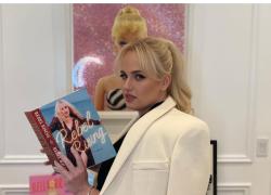 Rebel Wilson contro la Royal family: "Invitata ad un festino con sesso e droga da un loro membro", nuovo scandalo su Buckingham Palace