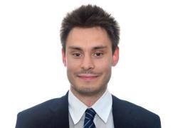 Processo Giulio Regeni, il medico legale: "Torturato con calci, pugni, bruciature e bastonate sui piedi, fratturate tutte le ossa"